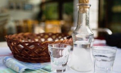 Raki (Tsikoudia), l'eau-de-vie crétoise à goûter en Crète