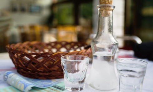 Raki (Tsikoudia), the cretan spirit you must try in Crete