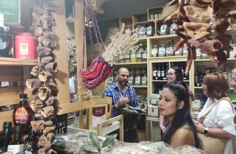 Walking Food Tasting tour in the town of Chania