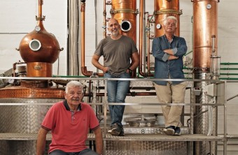 Produits crétois à leurs lieux de naissance : Vin-huile d'olive-Raki.