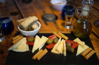 Un goût de Mylopotamos (Huile d'olive - Miel - Tsikoudia servi avec Fromage - Paksimadi - Sel Marin)